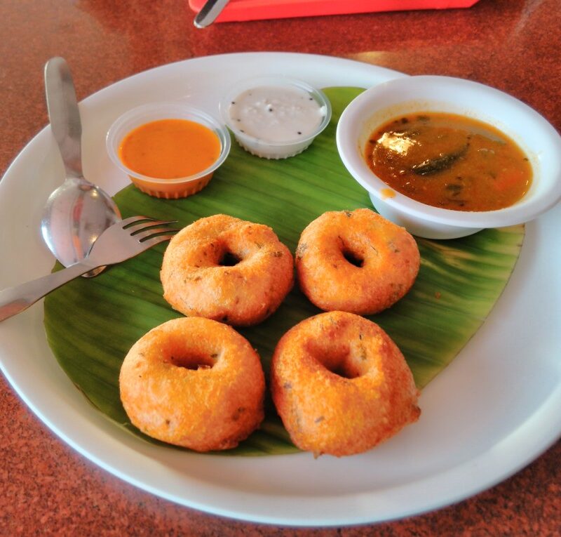 sambhar vada with chutney
